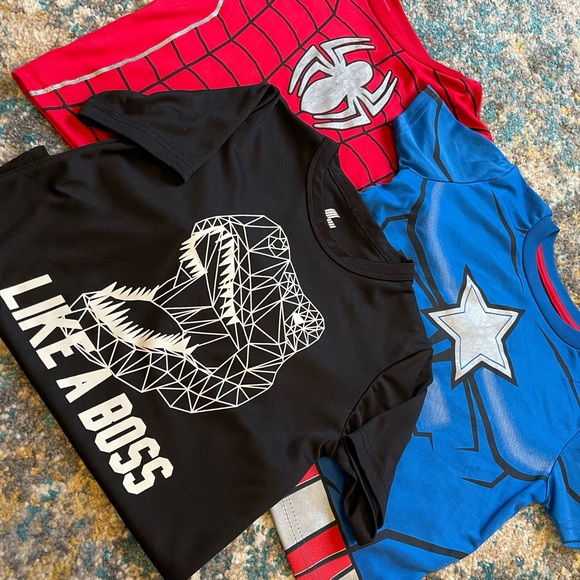 Marvel character 2 tops , and dinosaur top ( boys) - Picture 8 of 8